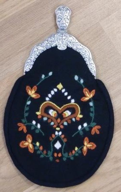Veske brodert med beslag, Nordfjordbunad